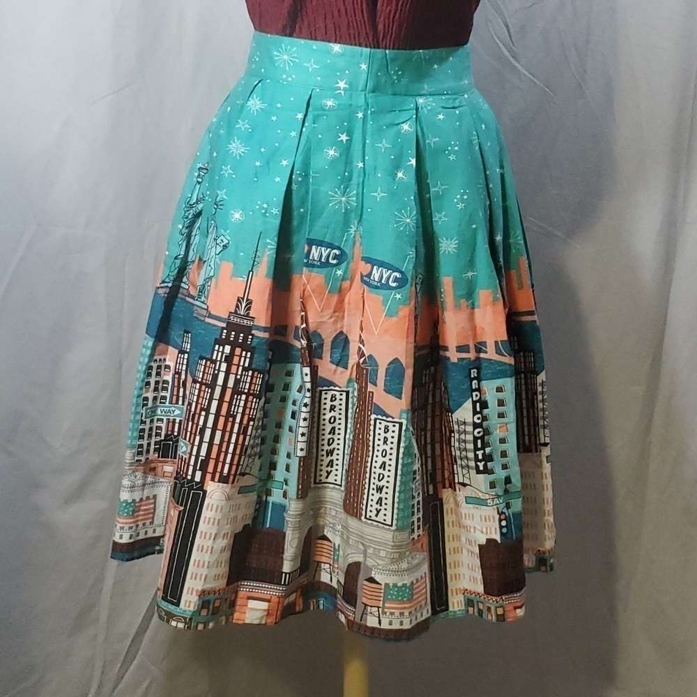 Women's Retro New York City Liberty Landmarks Pleated Novelty Skirt. Size XS